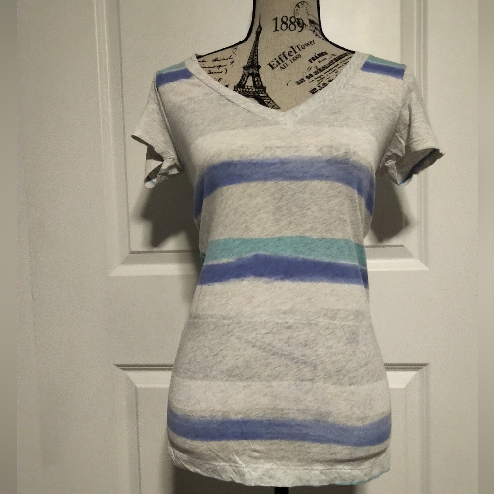 BRAND NEW American Eagle V-Neck T-Shirt
